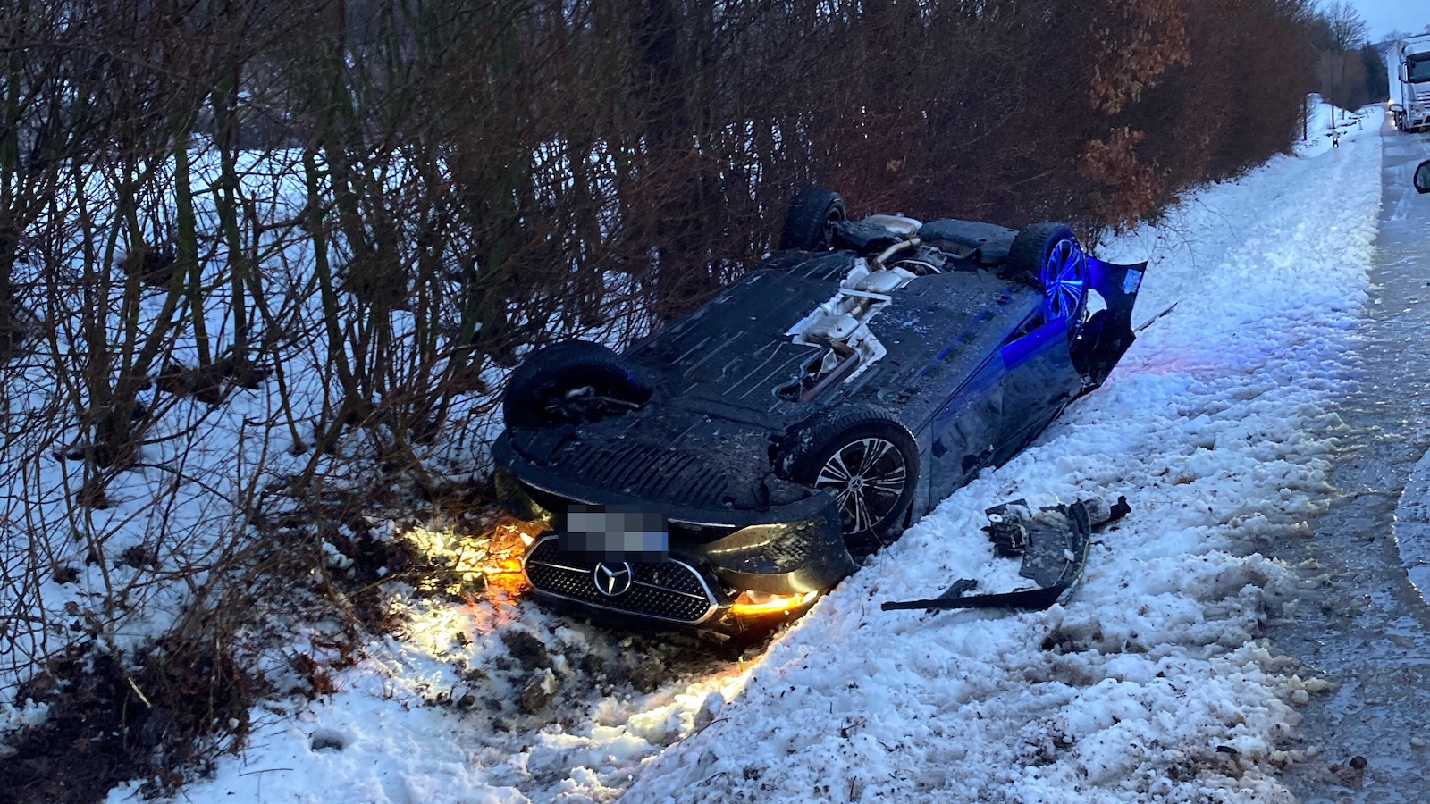 Pkw kommt von Straße ab und überschlägt sich mehrfach - Fahrer leicht verletzt