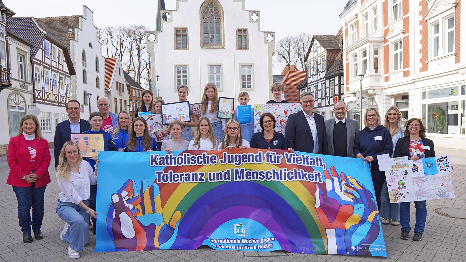 Kunstwettbewerb „Sei ein Mensch“ in Brakel: Junge Künstler setzen mit starken Bildern ein Zeichen gegen Rassismus